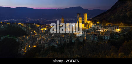 Nachtansicht von Pacentro und das Tal Peligna, hohe Auflösung Stockfoto