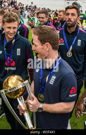 London, Großbritannien. 15. Juli, 2019. Eoin Morgan mit der Trophäe als England Cricket World Cup Winners Parade der ICC-WM-Trophäe für Fans am Kia Oval. David Rowe/Alamy Leben Nachrichten. Stockfoto