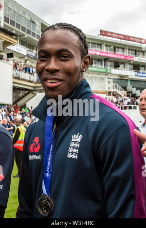 London, Großbritannien. 15. Juli, 2019. Jofra Archer mit seiner Medaille als England's Cricket World Cup Winners Parade der ICC-WM-Trophäe für Fans am Kia Oval. David Rowe/Alamy Leben Nachrichten. Stockfoto