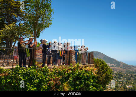 Orientalische Touristen fotografieren, weissen Dorf Mijas. Provinz Malaga an der Costa del Sol. Andalusien, Süd Spanien Europa Stockfoto