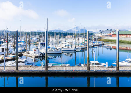 Ruhe Morgen Landschaft der Hafen Piers, randvoll mit Fischerbooten, Ketchikan, Alaska, USA Stockfoto