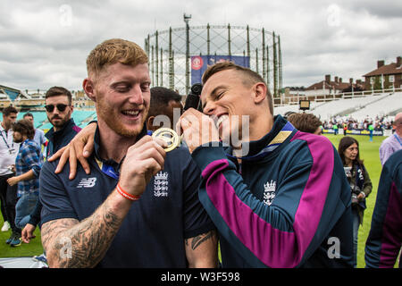 London, Großbritannien. 15. Juli, 2019. Ben schürt und Tom Curran als England Cricket World Cup Winners Parade der ICC-WM-Trophäe für Fans am Kia Oval. David Rowe/Alamy Leben Nachrichten. Stockfoto