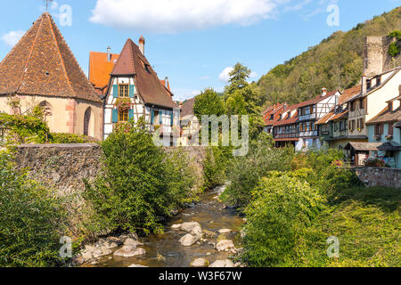 Malerische Winkel in der Mitte des Dorfes Kaysersberg, Elsass, Frankreich, alte Fachwerkhäuser und Chapelle de l'Oberhof am Fluss Stockfoto