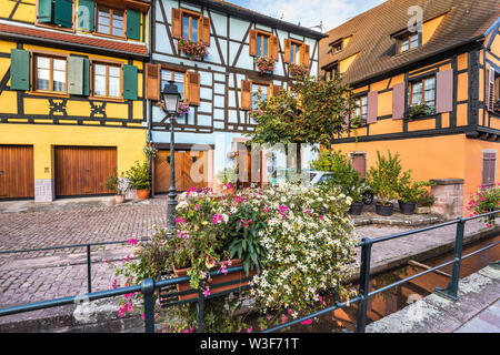Dorf, Ribeauvillé, Elsass, Frankreich, malerischen Ecke mit Fachwerkhäusern und blühenden Bach Stockfoto