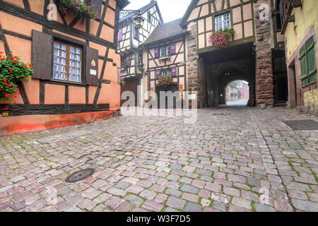 Gasse im Dorf Riquewihr, Elsass, Frankreich, Stadttor und Fachwerkhäuser Stockfoto