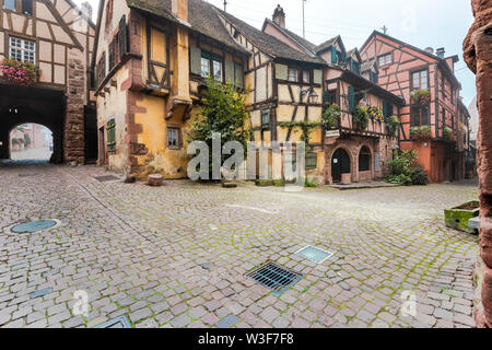 Malerische Ensemble mit Fachwerkhäusern in Riquewihr, Elsass, Frankreich, mittelalterliches Dorf und Reiseziel Stockfoto