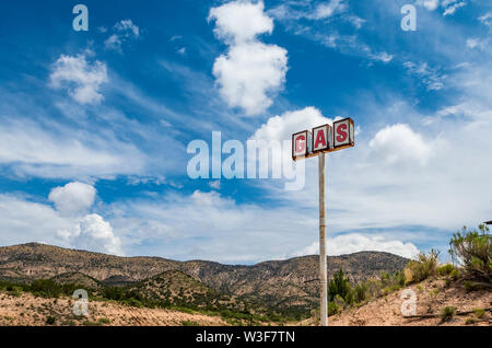 Vintage, Retro verlassene Tankstelle Zeichen auf dem US Highway 70, New Mexico, USA Stockfoto