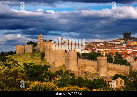Mittelalterliche monumentale Wände, UNESCO-Weltkulturerbe. Avila Stadt. Castilla León, Spanien Europa Stockfoto