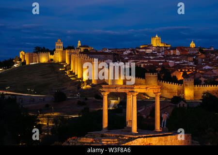 Mittelalterliche monumentale Wände und die vier Beiträge Monument, das in der Abenddämmerung, UNESCO-Weltkulturerbe. Avila Stadt. Castilla León, Spanien Europa Stockfoto