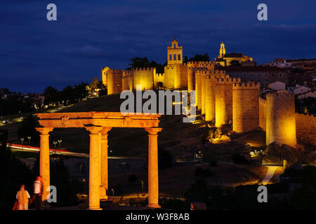 Mittelalterliche monumentale Wände und die vier Beiträge Monument, das in der Abenddämmerung, UNESCO-Weltkulturerbe. Avila Stadt. Castilla León, Spanien Europa Stockfoto