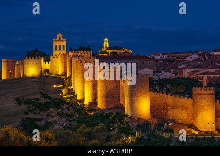 Mittelalterliche monumentale Wände in der Dämmerung, UNESCO-Weltkulturerbe. Avila Stadt. Castilla León, Spanien Europa Stockfoto