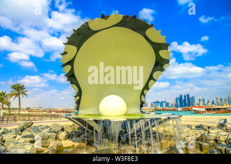 Doha, Katar - Februar 20, 2019: Nahaufnahme von iconic Auster und Pearl Denkmal mit Springbrunnen an der Corniche seaside Uferpromenade am Anfang des Dhow Hafens Stockfoto