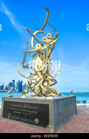 Doha, Katar - Februar 23, 2019: Kalligraphie Skulptur auf der Strandpromenade Corniche und Doha West Bay Skyline mit Doha Tower, Salam Tower, Welt Stockfoto