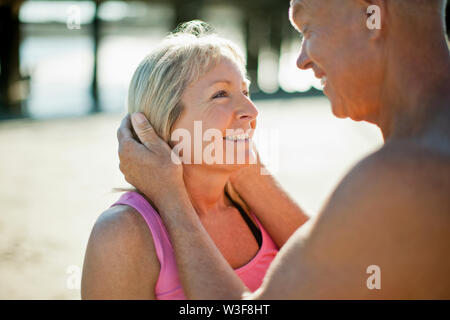 Senior Paar, das an einem Strand. Stockfoto
