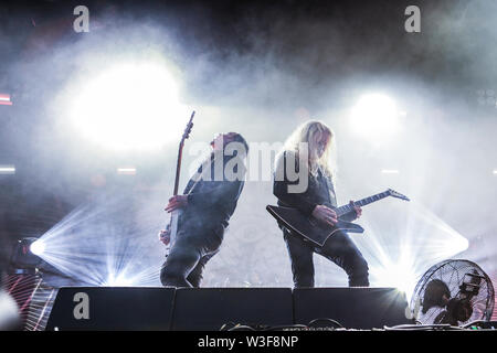 Kvinesdal, Norwegen - Juli 12., 2019. Die schwedische Melodic Death Metal Band Arch Enemy führt ein Live Konzert während der norwegischen Musik Festival Norwegen Rock Festival 2019. Hier Gitarristen Jeff Loomis (R) und Michael Amott (L) werden live auf der Bühne gesehen. (Foto: Gonzales Foto - synne Nilsson). Stockfoto