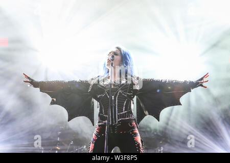 Kvinesdal, Norwegen - Juli 12., 2019. Die schwedische Melodic Death Metal Band Arch Enemy führt ein Live Konzert während der norwegischen Musik Festival Norwegen Rock Festival 2019. Hier Sänger Alissa White-Gluz wird gesehen, live auf der Bühne. (Foto: Gonzales Foto - synne Nilsson). Stockfoto