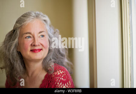 Lächelnd senior Frau das Tragen der roten Lippenstift. Stockfoto
