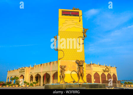 Doha, Katar - Februar 23, 2019: Denkmal für den Countdown der Asiatischen Spiele 2006 entlang der Corniche in Doha West Bay, Naher Osten. Al Mourjan Luxus Stockfoto