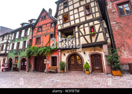 Bunte Fassaden in das Dorf Riquewihr, Elsass, Frankreich, Dekoration mit Rebe und Antiquitäten Stockfoto
