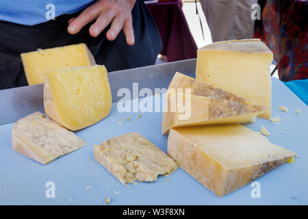 Artisan Käse gibt es bei der jährlichen Wenig fällt Käse Festival in Herkimer County, New York, USA Stockfoto
