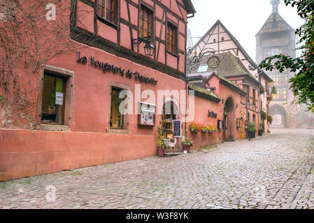 Mittelalterliche Stadt und Reiseziel Riquewihr, Dorf der elsässischen Weinstraße, Frankreich, mittelalterliche Stimmung im Herbst Nebel Stockfoto