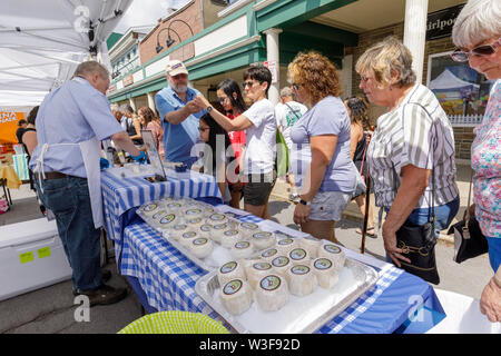 Die Kunden profitieren von Proben, die an der jährlichen Wenig fällt Käse Festival in Herkimer County, New York, USA Stockfoto