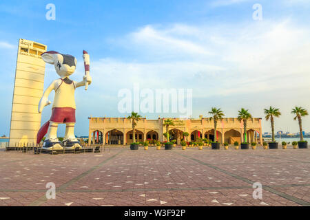 Doha, Katar - Februar 23, 2019: Riesige Statue von Orry das Oryx, Maskottchen der Asian Games 2006 entlang der Corniche in der Nähe von Al Mourjan Luxus Stockfoto