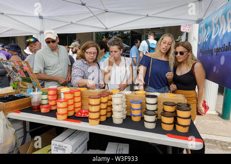 Die Kunden profitieren von Proben, die an der jährlichen Wenig fällt Käse Festival in Herkimer County, New York, USA. Stockfoto