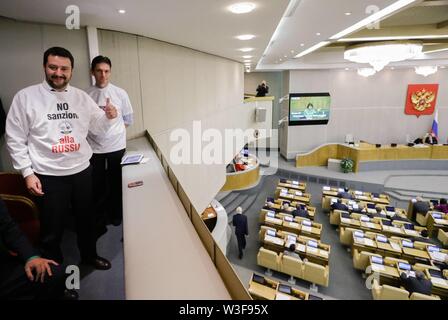 Moskau, Russland. Oktober 14, 2014. Matteo Salvini (L), Sekretär der Lega Nord (Lega Nord), Mitglied des Europäischen Parlaments, Daumen hoch in der Staatsduma. Alexander Shalgin/TASS (Alexander Shalgin/IPA/Fotogramma, - 2014-10-15) ps das Foto ist verwendbar in Bezug auf den Kontext, in dem es aufgenommen wurde, und ohne beleidigende Absicht der Anstand des Volkes vertreten (Alexander Shalgin/IPA/Fotogramma, Foto Repertoire - 2019-07-15) p.s. La foto e 'utilizzabile nel rispetto del contesto in Cui e' Stata scattata, e senza intento diffamatorio del decoro delle Pro Stockfoto