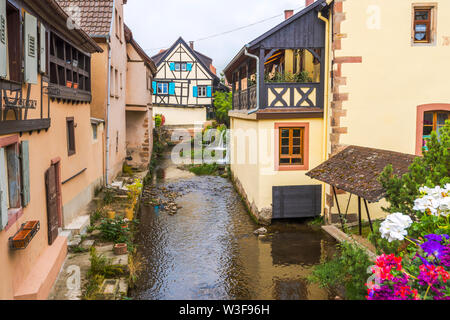 Bach im alten Dorf Andlau, Elsass, Frankreich, alte Mühle der Abtei Stockfoto