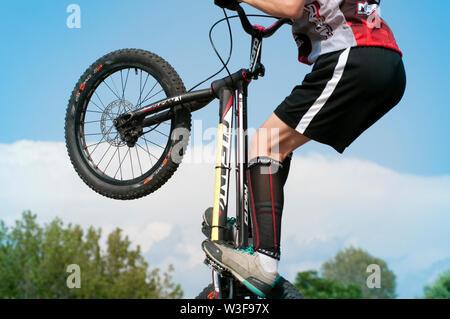 07. Juli 2019 - Italien, Lombardei, Crema, Biker zeigt, akrobatische Biker auf Trial Bike Stockfoto