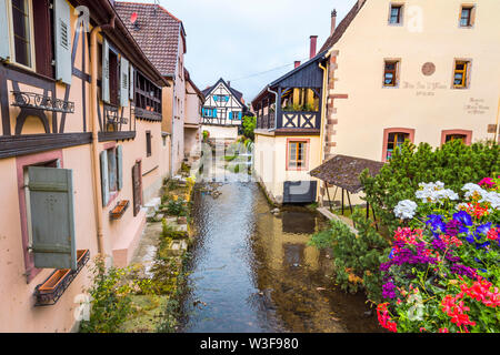 Bach im alten Dorf Andlau, Elsass, Frankreich, alte Mühle der Abtei Stockfoto