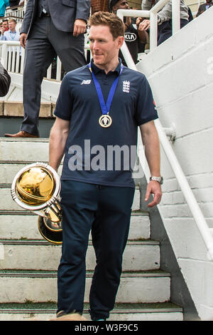 London, Großbritannien. 15. Juli, 2019. Eoin Morgan, England Kapitän kommt unten die Schritte, die mit der Trophäe als England Cricket World Cup Winners Parade der ICC-WM-Trophäe für Fans am Kia Oval. David Rowe/Alamy Leben Nachrichten. Stockfoto