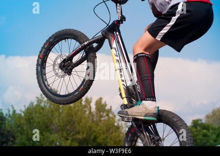 07. Juli 2019 - Italien, Lombardei, Crema, Biker zeigt, akrobatische Biker auf Trial Bike Stockfoto