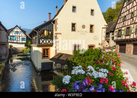 Bach im alten Dorf Andlau, Elsass, Frankreich, alte Mühle der Abtei Stockfoto