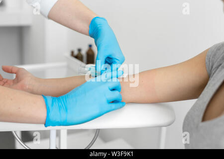 Eine Krankenschwester in der Klinik fügt ein Katheter in eine Vene für Blut, das für ein junges Mädchen. Stockfoto