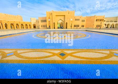 Doha, Katar - Februar 17, 2019: Katara Cultural Village und einem gefliesten Pool mit Fontäne und islamischen Dekorationen in West Bay District, Katar. Mitte Stockfoto