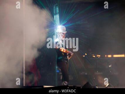 Grace Jones Dachverkleidung auf der Hauptbühne am OnBlackheath Music Festival 2019 Stockfoto