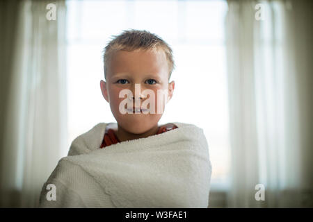 Porträt eines Jungen in ein Handtuch gewickelt. Stockfoto