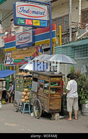 Jakarta, dki Jakarta/Indonesien - Mai 18, 2010: mobile Essensstände (Kaki lima) und einen Minimarkt auf Jalan kemenangan 3 in glodok Stockfoto