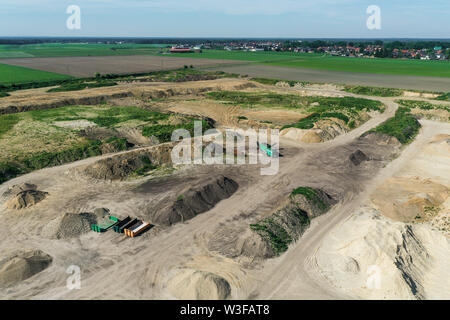 Boden Haufen und Material für Böden Recycling am Rand einer Sandgrube in Deutschland, aus der Luft mit der Drohne getroffen. Stockfoto