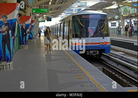 Bangkok, Thailand - 17. Januar 2011: Menschen auf der hohe Anstieg Plattform der BTS Skytrain Station chitlom Stockfoto