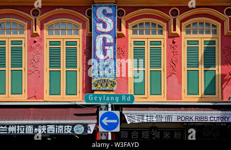 Singapur, Singapur - November 19, 2011: die Fassade eines traditionellen Haus auf geylang Straße in geylang Stockfoto