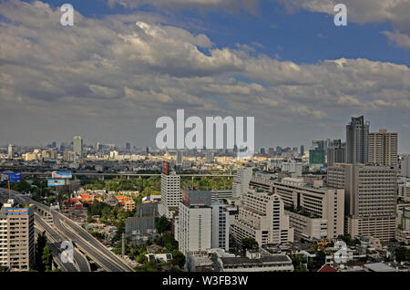 Bangkok, Thailand - 22. November 2011: Blick von ploenchit gegenüber der westlichen Sukhumvit district, Bumrungrad International Hospital und chalerm mahanakho Stockfoto