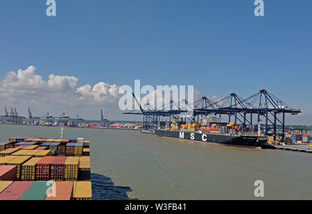 Felixstowe port, suffolk/Vereinigtes Königreich - Juli 06, 2012: containerschiffe Be- und Entladen von Fracht am Felixstowe hutchison Trinity container Termina Stockfoto