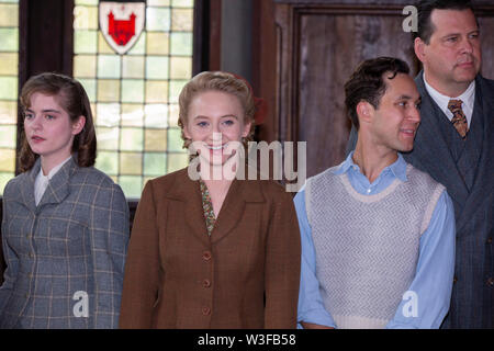 Vanessa Loibl, Anna Maria Mühe, Ludwig Trepte, Hans-Jochen Wagner beim Fototermin am Set von "Unsere wunderbaren Jahre "auf Schloss Burg. Solingen, 03. Stockfoto