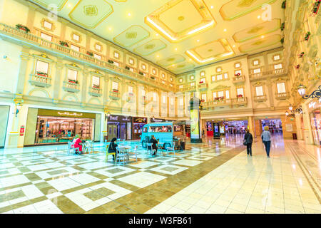 Doha, Katar - 21. Februar 2019: Lifestyle Menschen im berühmten Villaggio Mall, ein Einkaufszentrum in Aspire Zone, Doha Sport Stadt. Luxuriöse Geschäfte mit Stockfoto