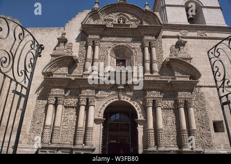 Äußere der Iglesia de Santo Domingo, aus Vulkangestein sillar, Arequipa, Peru gebaut Stockfoto