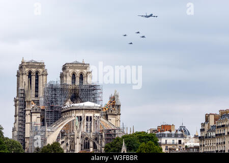 Tag der Bastille Flugzeuge Parade über Notre Dame de Paris. Stockfoto