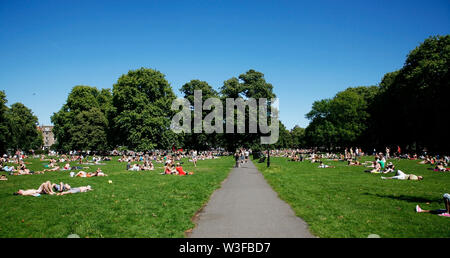 LONDON - Juni 26: Die Menschen in den Park von Clapham Common, Flucht aus der Hitze entspannen, auf den heißesten Sommer Tag, am 26. Juni 2011 in London, Großbritannien. Stockfoto